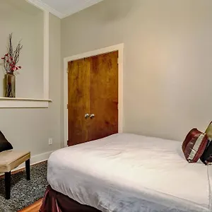 https://loft-steps-from-city-hall-and-river-streets.top-hotels-in-savannah.com