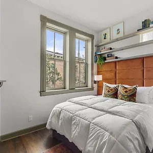 https://carriage-house-house-on-taylor.top-hotels-in-savannah.com